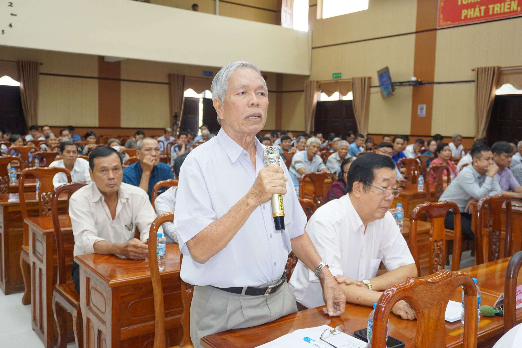 ảnh 7 cử tri phường Sa Đéc, tỉnh Đồng Tháp phát biểu tại buổi tiếp xúc.