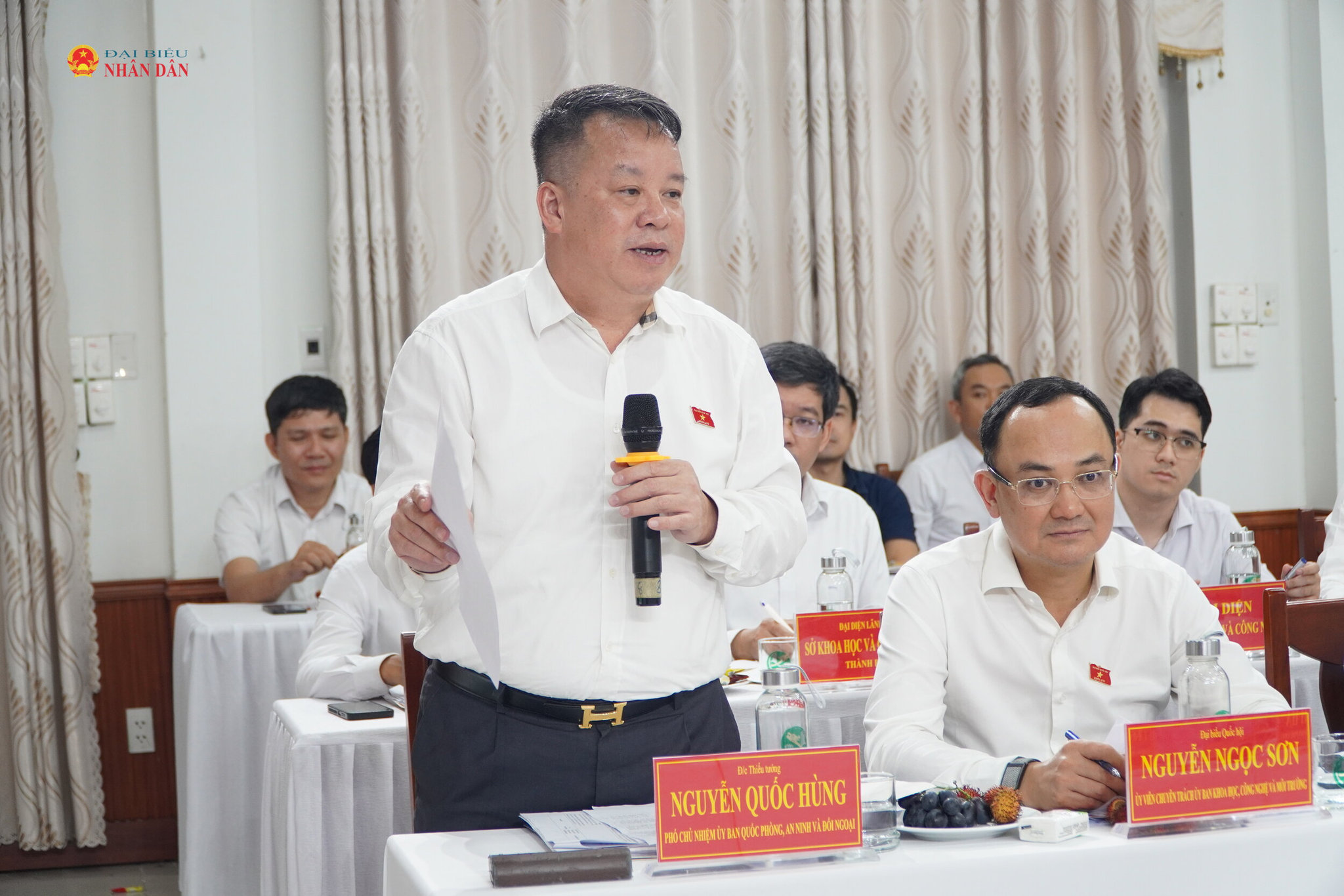 Thành viên Đoàn giám sát phát biểu
