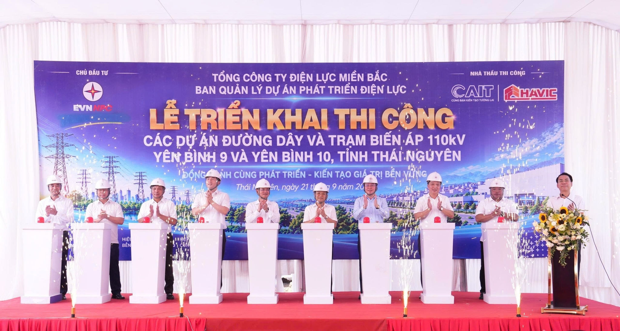 Các đại biểu thực hiện nghi thức triển khai thi công hai dự án Đường dây và Trạm biến áp 110kV Yên Bình 9 và Yên Bình 10. Ảnh NPC
