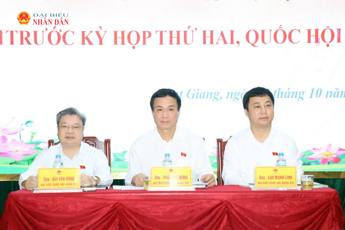 Phó Chủ nhiệm Ủy ban Văn hóa và Xã hội Triệu Thế Hùng; Phó Chủ nhiệm Ủy ban Dân nguyện và Giám sát Cao Mạnh Linh; Ủy viên hoạt động chuyên trách Ủy ban Kinh tế và Tài chính Bùi Văn Dũng tiếp xúc cử tri các xã Hoạt Giang, Đông Thành