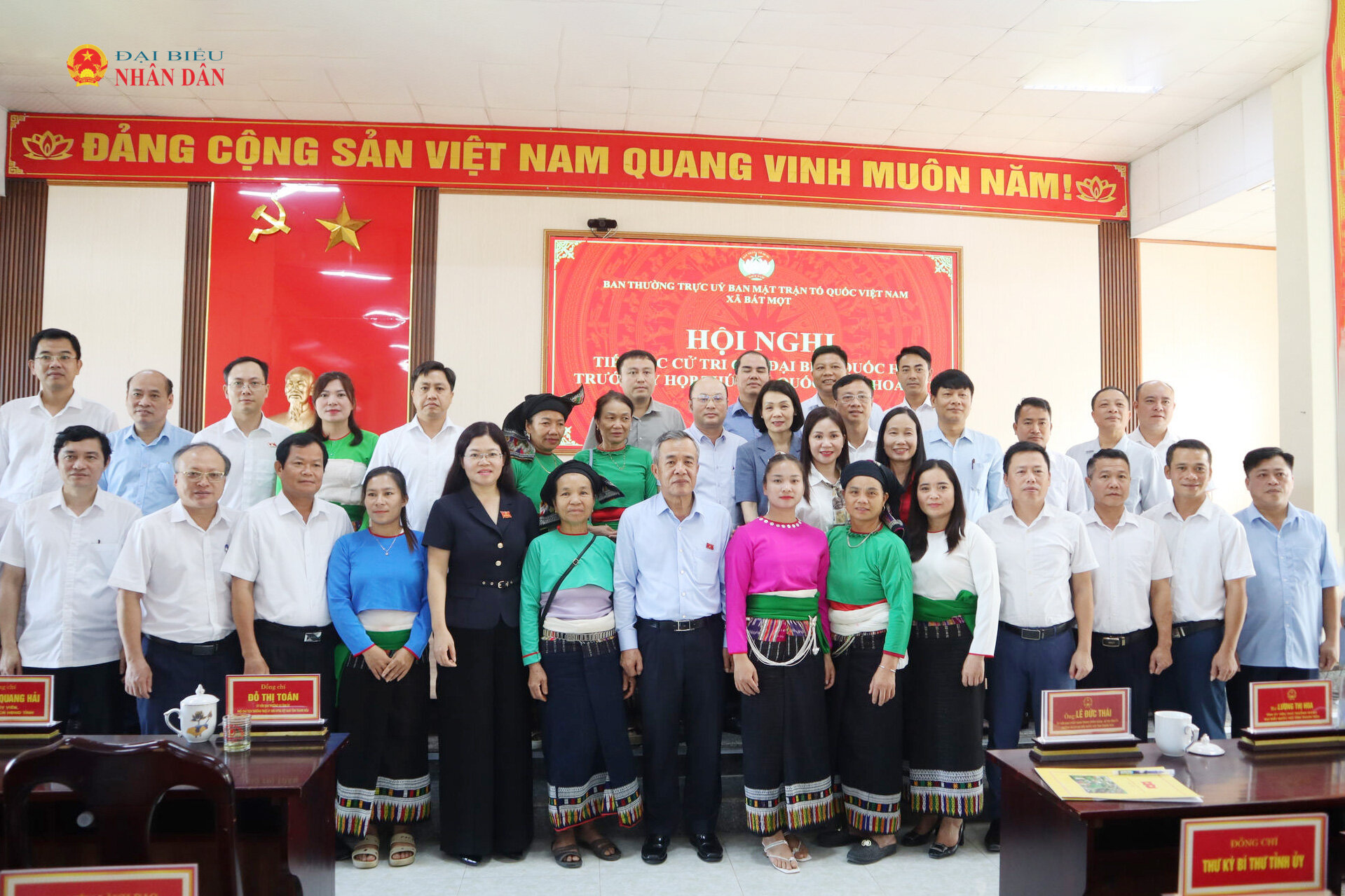 Bí thư Tỉnh ủy, Trưởng Đoàn ĐBQH tỉnh Thanh Hóa Lê Đức Thái và các đại biểu cùng cử tri xã Bát Mọt, Yên Nhân