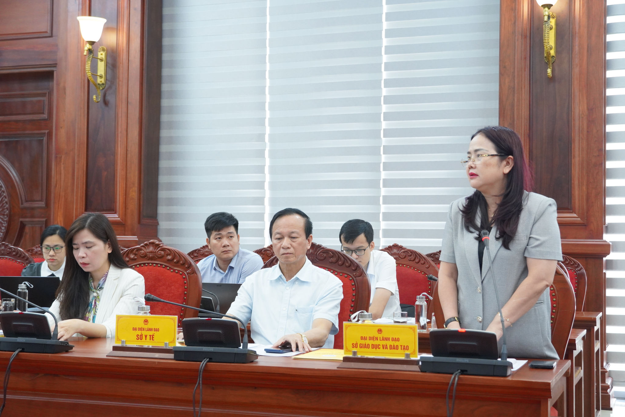 Giám đốc Sở Giáo dục và Đào tạo Lê Thị Hương trao đổi và thảo luận tại hội nghị