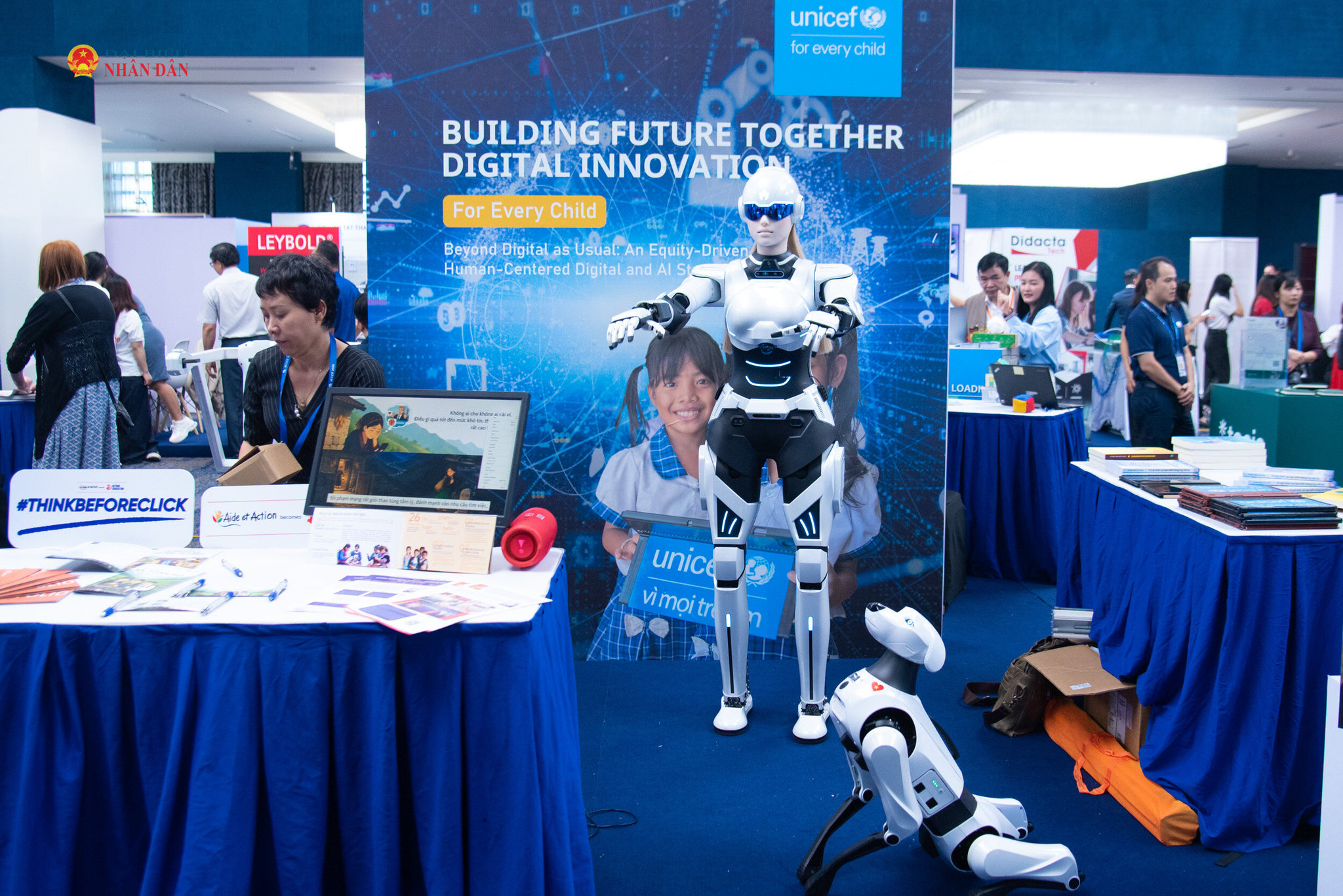 Gian hàng trưng bày công nghệ robot tại triển lãm thu hút sự chú ý của nhiều người đại biểu