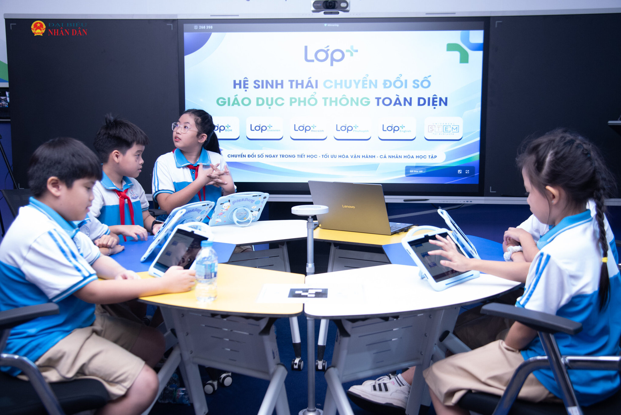 Các em học sinh được trải nghiệm hệ sinh thái chuyển đổi số giáo dục phổ thông toàn diện ngay tại gian hàng Triển lãm Giáo dục và Công nghệ giáo dục