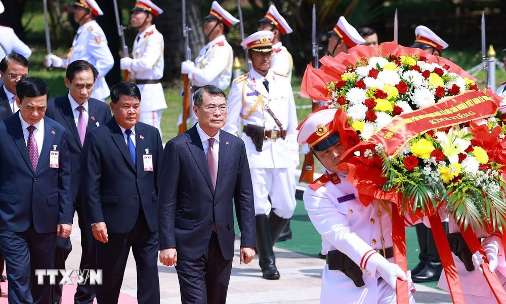 Thủ tướng Lê Minh Hưng và Đoàn đại biểu cấp cao Việt Nam đến đặt vòng hoa tưởng niệm tại Đài liệt sỹ vô danh Lào