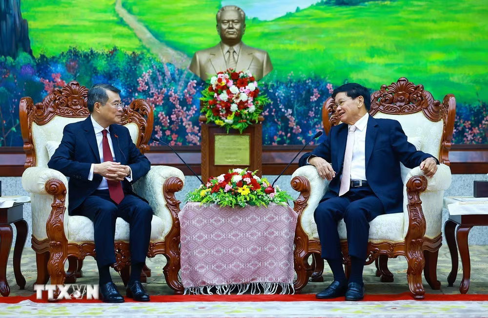 Thủ tướng Lê Minh Hưng hội kiến Tổng Bí thư, Chủ tịch nước Lào Thongloun Sisoulith. (Ảnh: Dương Giang/TTXVN) Thủ tướng Lê Minh Hưng hội kiến Tổng Bí thư, Chủ tịch nước Lào Thongloun Sisoulith