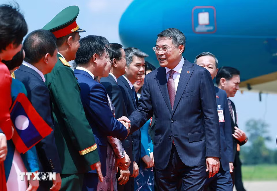 Cán bộ, nhân viên Đại sứ quán và cộng đồng người Việt Nam tại Lào đón Thủ tướng Lê Minh Hưng đến Thủ đô Vientiane bắt đầu chuyến thăm chính thức CHDCND Lào