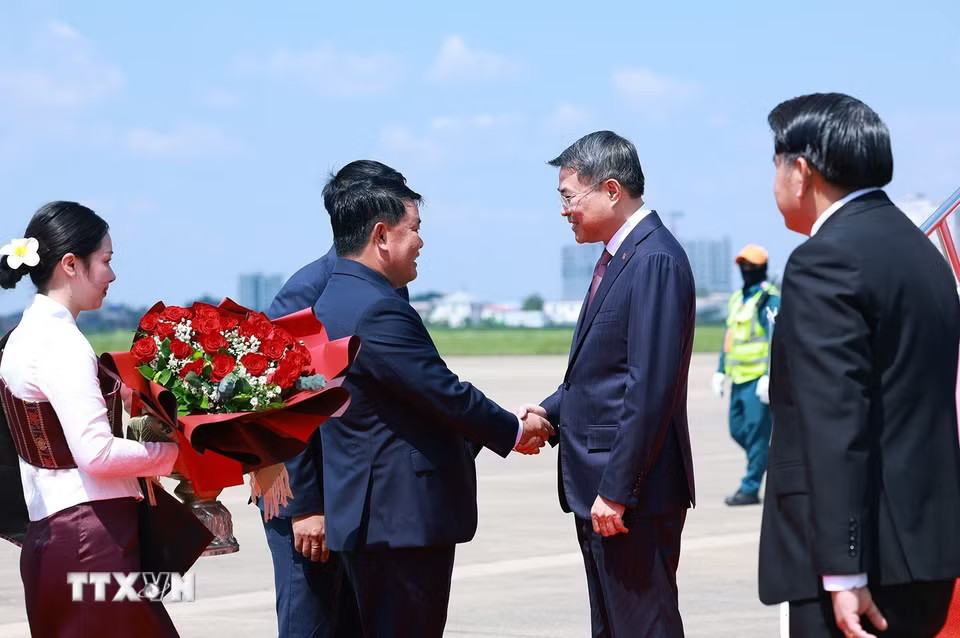 Đại biểu Lào đón Thủ tướng Lê Minh Hưng đến Thủ đô Vientiane, bắt đầu chuyến thăm chính thức CHDCND Lào