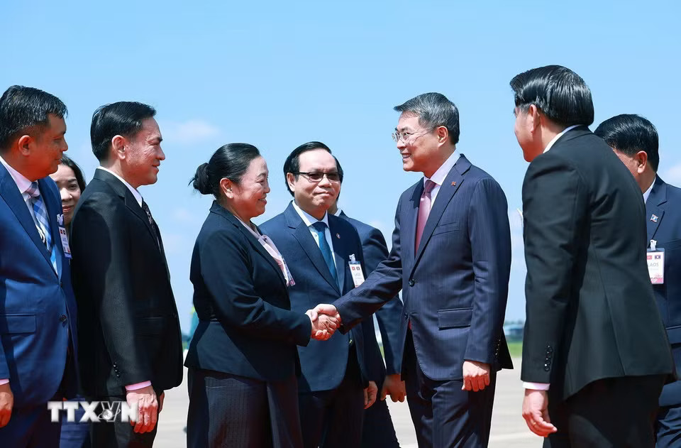 Đại biểu Lào đón Thủ tướng Lê Minh Hưng đến Thủ đô Vientiane, bắt đầu chuyến thăm chính thức CHDCND Lào