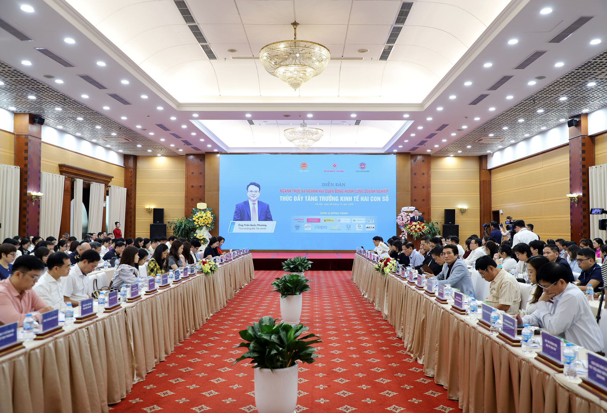 Toàn cảnh diễn đàn