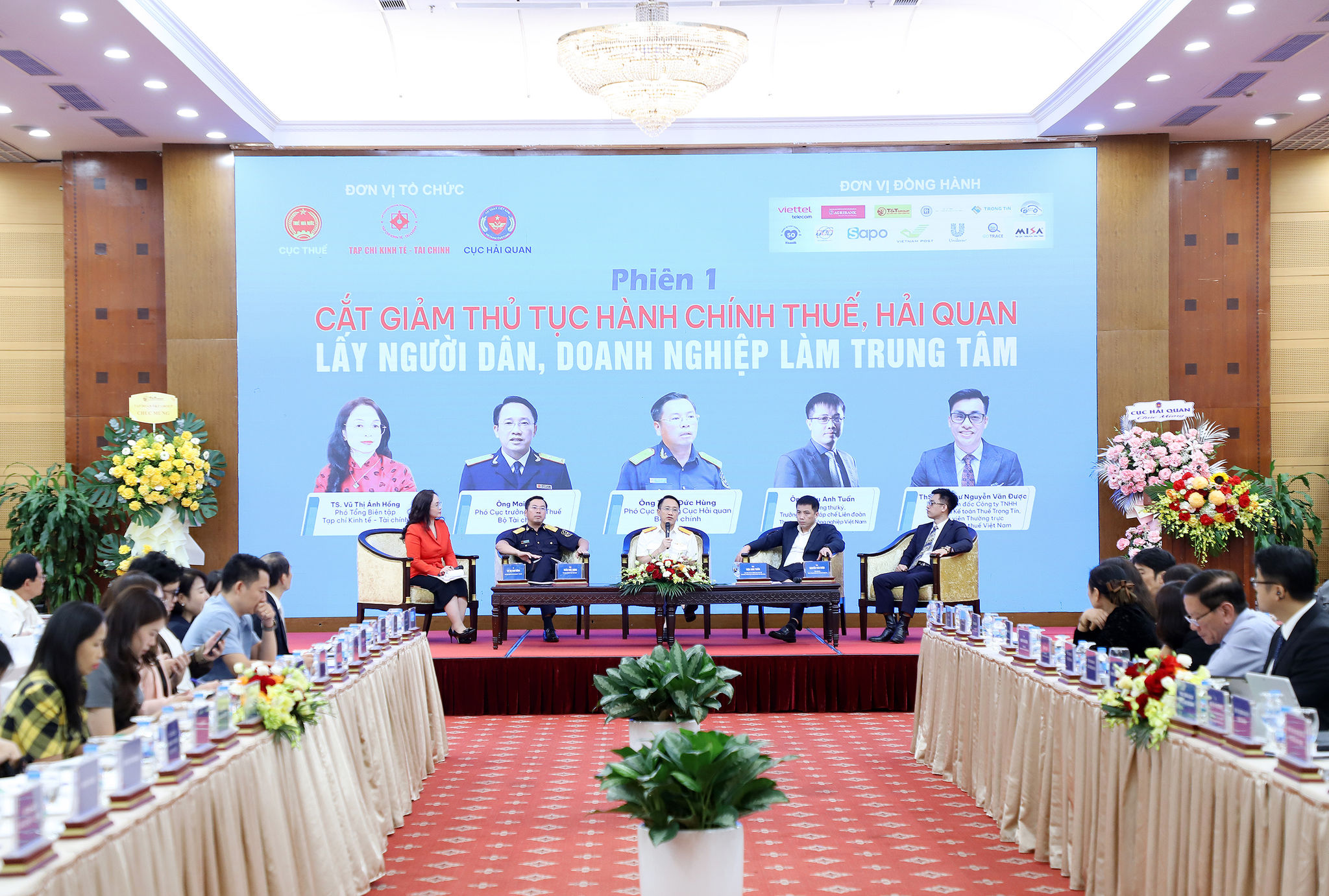 Các đại biểu tham gia thảo luận tại tọa đàm