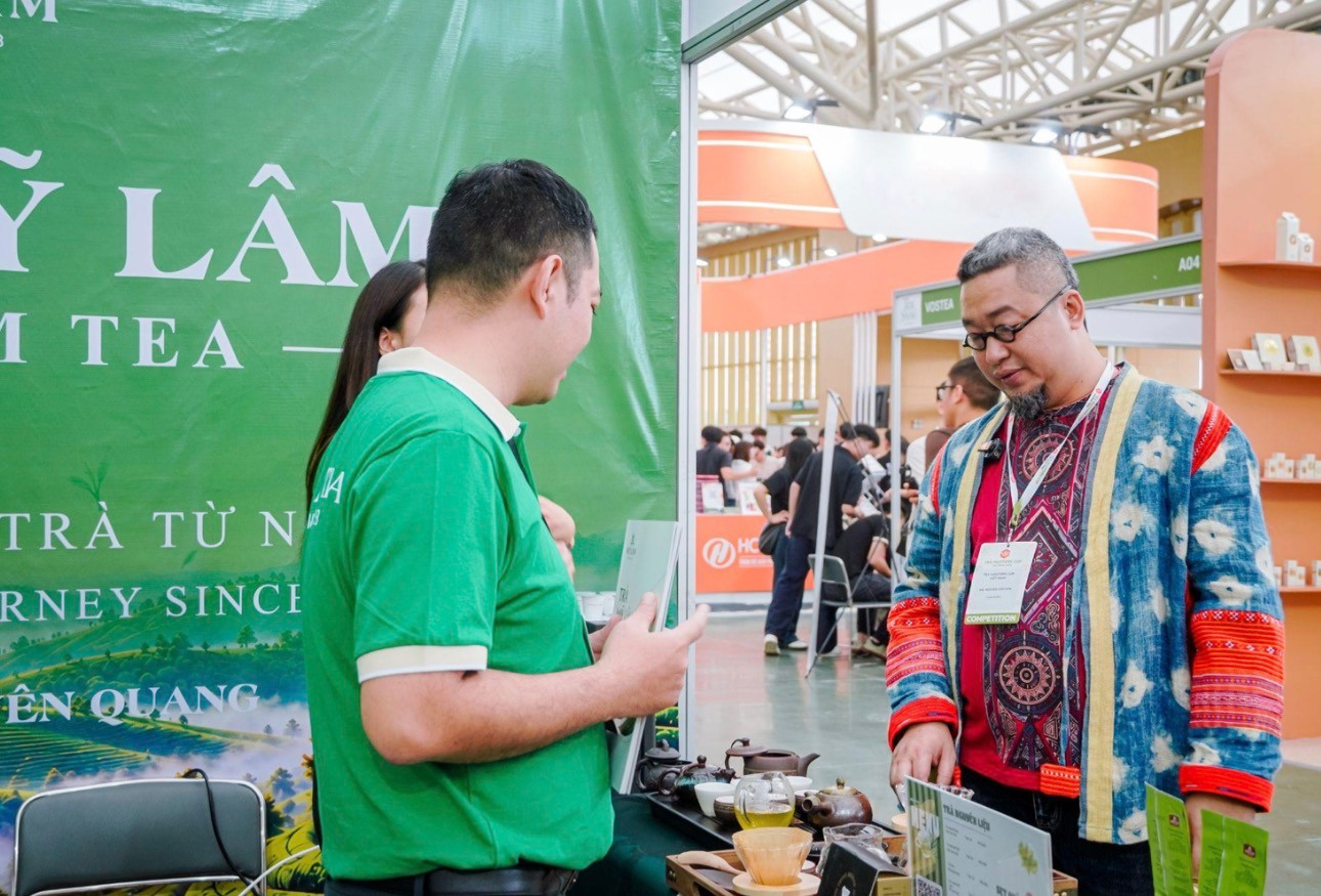 Nghệ nhân trà Nguyễn Cao Sơn tại gian hàng của Trà Mỹ Lâm tại triển lãm Teashow 2026