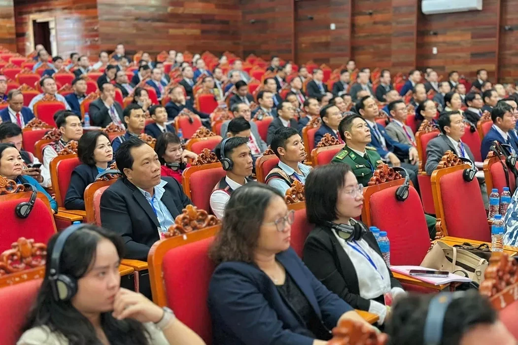 Các đại biểu nghe và trao đổi ý kiến về các chủ đề quan trọng. (