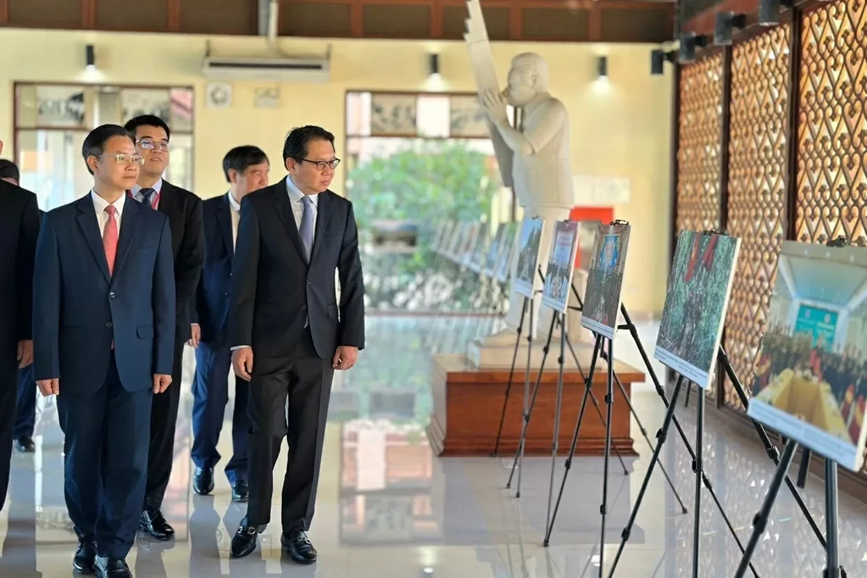 Trưởng đoàn đại biểu hai bên tham quan không gian trưng bày hình ảnh về công tác phối hợp giữa Việt Nam và Lào trong quản lý, bảo vệ biên giới và hỗ trợ đời sống nhân dân hai bên biên giới. (