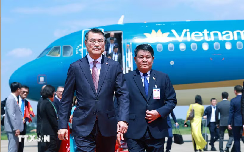 Thủ tướng Lê Minh Hưng đến Thủ đô Vientiane, bắt đầu chuyến thăm chính thức Cộng hòa Dân chủ Nhân dân Lào. (Ảnh: Dương Giang/TTXVN)