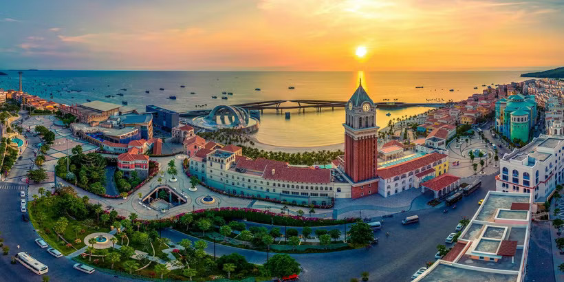 Alongside its spectacular sunsets, cuisine is set to become another “signature” that travelers remember when they visit Phu Quoc. (Photo: Sun Group)