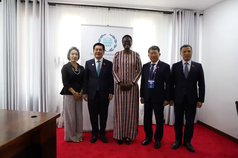 Vice President of the Vietnamese National Assembly Nguyen Hong Dien (second, left), IPU President Tulia Ackson (centre) and delegates pose for a group photo. (Photo: Ministry of Foreign Affairs)