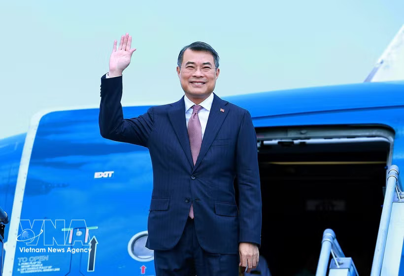 Prime Minister Le Minh Hung and a high-ranking Vietnamese delegation leaves Hanoi on October 8 for official visits to Laos and Cambodia. (Photo: VNA)
