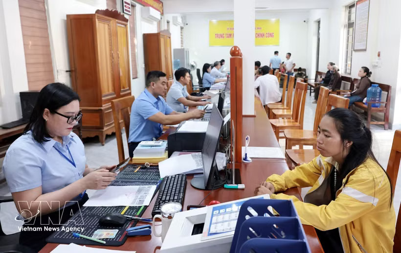 At Phong Nha communal Public Administration Service Centre in Quang Tri province (Photo: VNA)