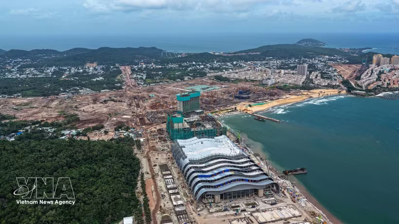 More than 4.888 trillion VND (over 18.8 million USD) has been disbursed for projects serving the APEC Economic Leaders’ Week 2027 in Phu Quoc special zone as of September 25. (Photo: VNA)
