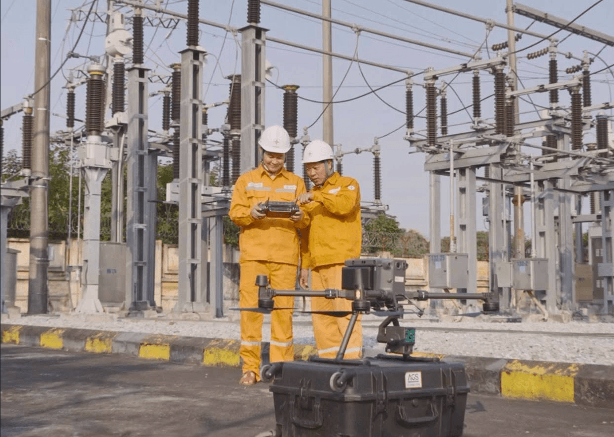 Nhân viên Điện lực EVNNPC điều khiển thiết bị UAV ngoài hiện trường. Ảnh NPC