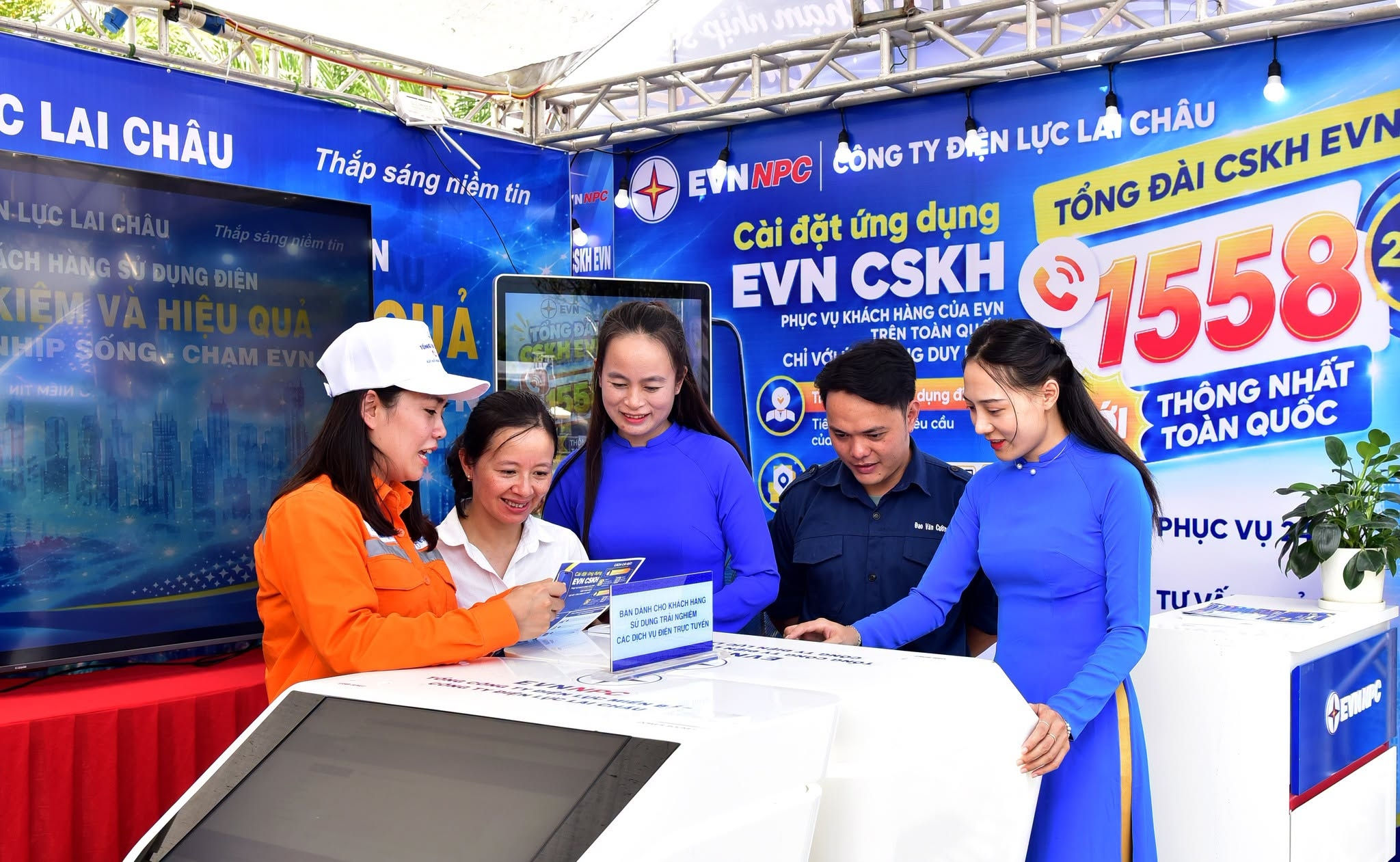 Nhân viên Điện lực hướng dẫn khách hàng cài đặt ứng dụng EVN CSKH, tiếp cận các dịch vụ điện trực tuyến và Tổng đài Chăm sóc khách hàng 1558. Ảnh NPC (2)