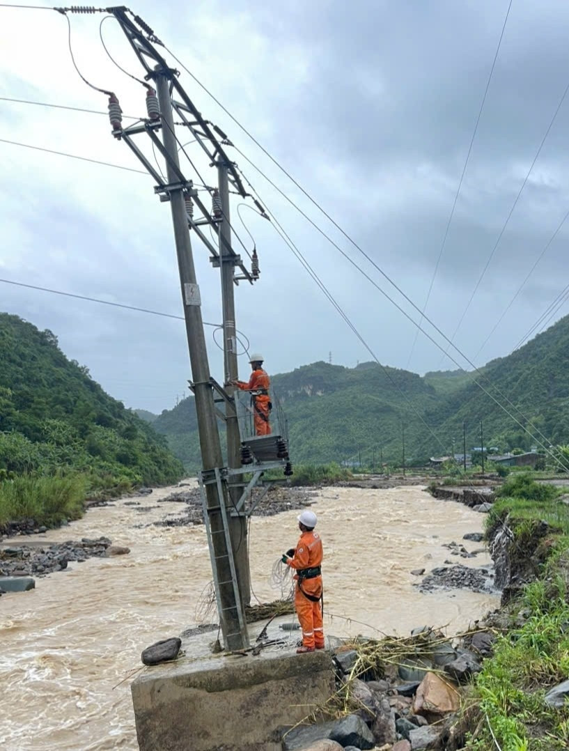 Nhân viên Điện lực khẩn trương khắc phục hậu quả bão lũ, nỗ lực khôi phục cung cấp điện tại khu vực bị ảnh hưởng. Ảnh NPC