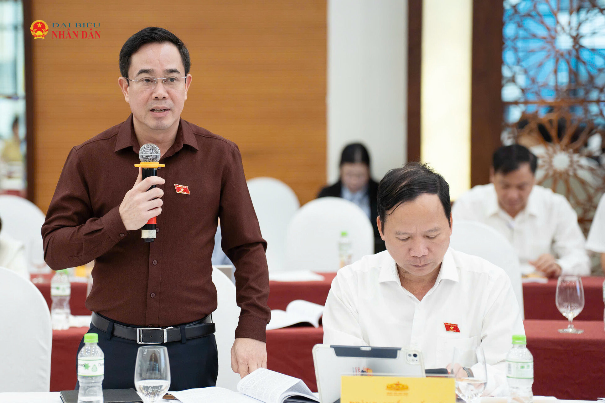 Phó Trưởng đoàn chuyên trách Đoàn ĐBQH tỉnh Hưng Yên Trần Văn Huy phát biểu tại hội nghị