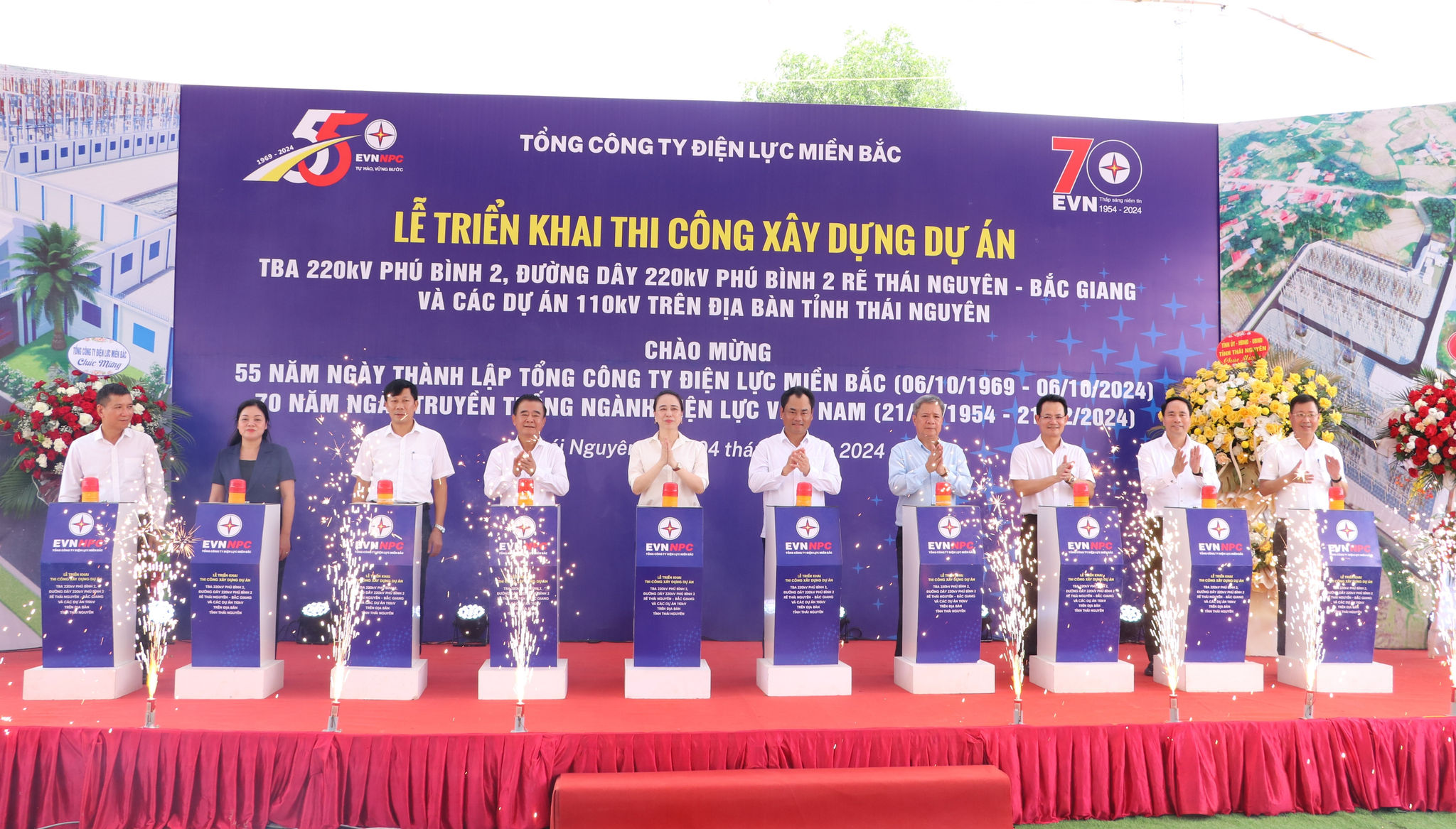 Các đại biểu thực hiện nghi thức triển khai thi công xây dựng Dự án Trạm biến áp (TBA) 220kV Phú Bình 2, ĐZ 220kV Phú Bình 2 rẽ Thái Nguyên - Bắc Giang và các dự án 110kV trên địa bàn tỉnh Thái Nguyên. Ảnh NPC