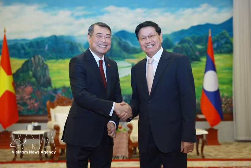 Vietnamese Prime Minister Le Minh Hung (left) meets with General Secretary of the Lao People’s Revolutionary Party (LPRP) Central Committee and President of Laos Thongloun Sisoulith in Vientiane on October 8, 2026. (Photo: VNA)