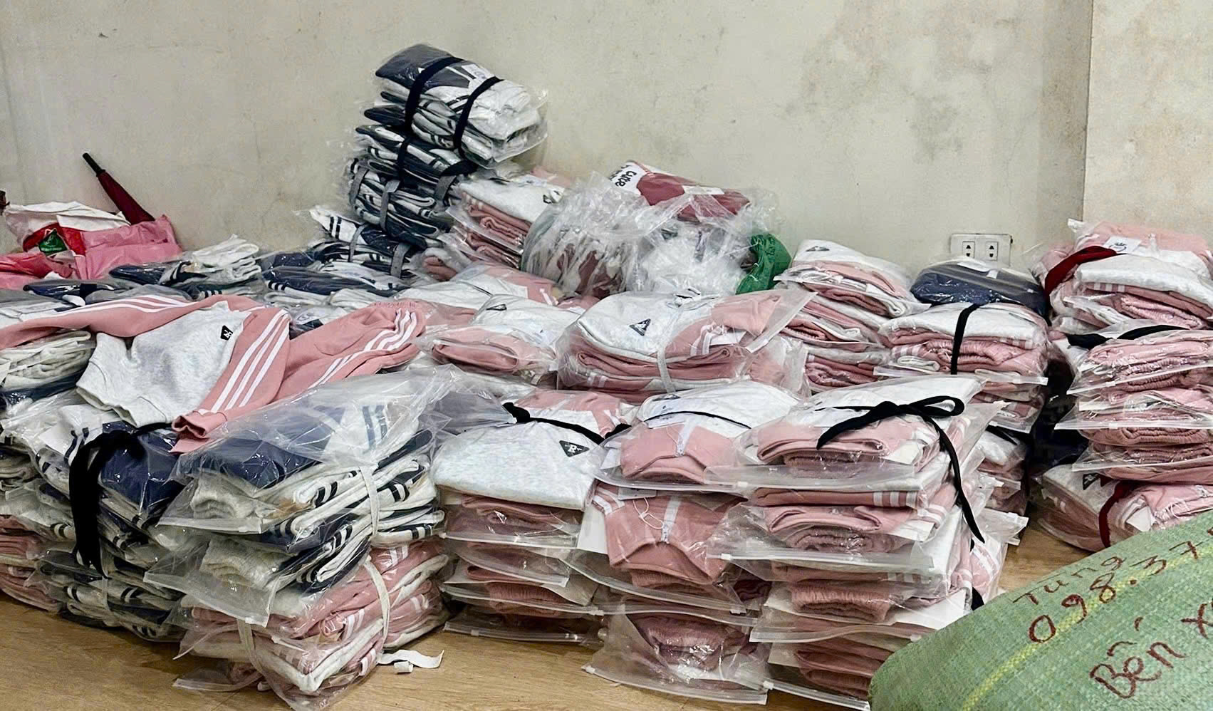 Toàn bộ số tang vật là 1.151 bộ quần áo có dấu hiệu giả mạo nhãn hiệu Adidas và hồ sơ vụ việc đã được Đội Quản lý thị trường số 13 chuyển sang cơ quan công an điều tra, xử lý. Ảnh QLTT