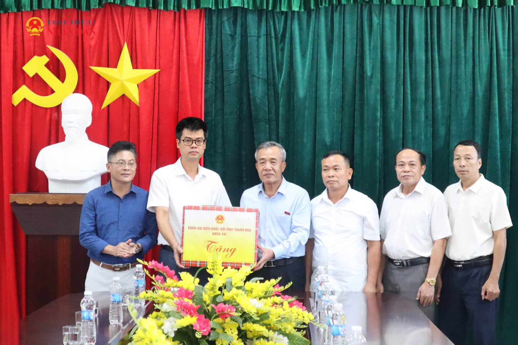Bí thư Tỉnh ủy, Trưởng Đoàn ĐBQH tỉnh Thanh Hóa tặng quà lưu niệm của cho Trường Phổ thông dân tộc nội trú Tiểu học và Trung học cơ sở Bát Mọt