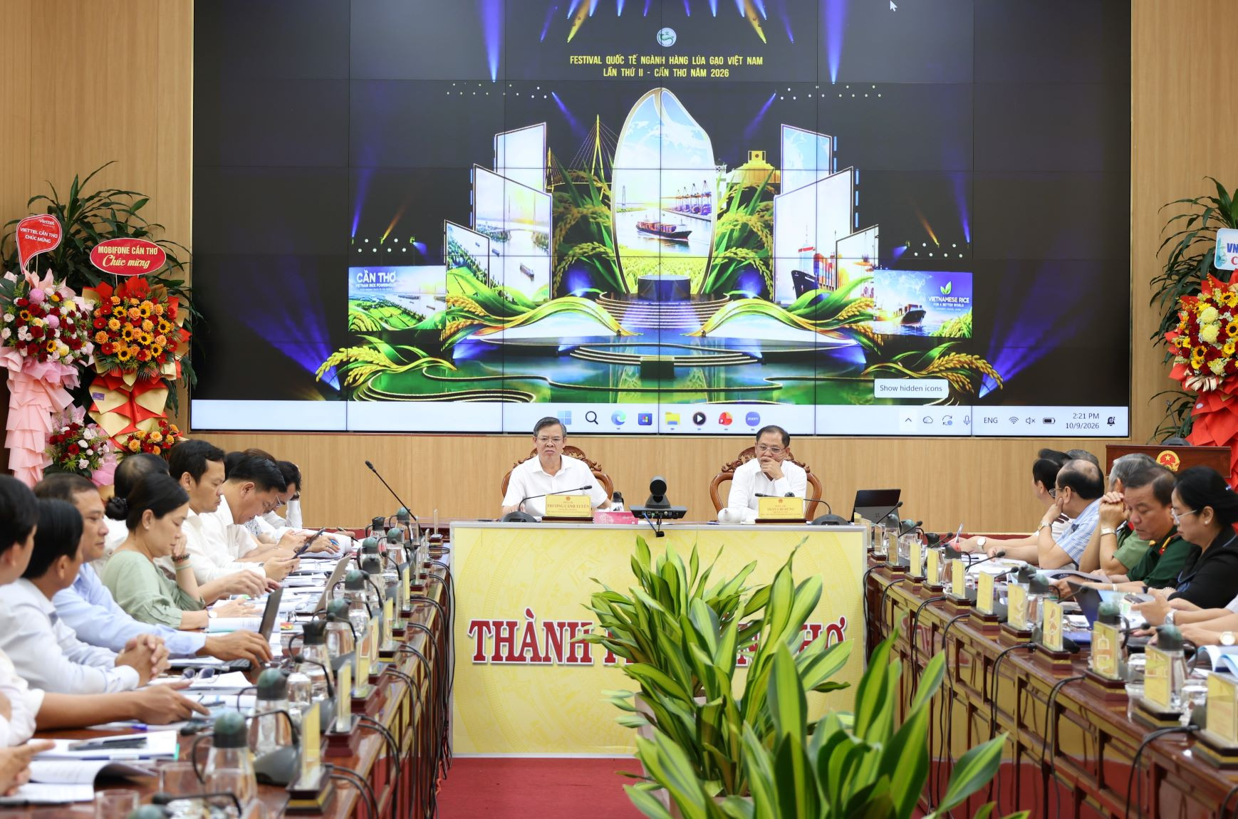 Lãnh đạo TP. Cần Thơ và các đại biểu xem bảng thiết kế sân khấu và kịch bản chương trình