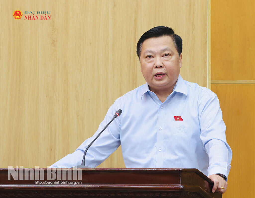 Phó Trưởng Đoàn ĐBQH tỉnh Ninh Bình Phạm Hùng Thắng báo cáo hoạt động của Đoàn ĐBQH tỉnh