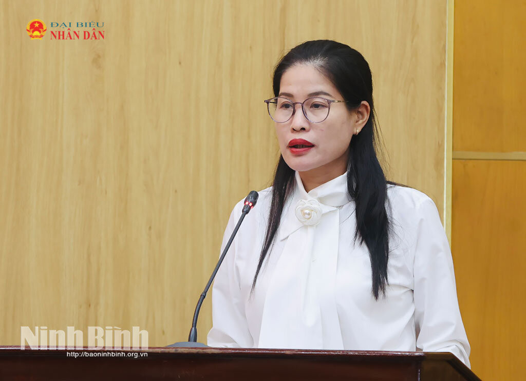 Phó Chủ tịch Ủy ban MTTQ Việt Nam tỉnh Ninh Bình Trần Thị Thoa trình bày báo cáo tổng hợp những vấn đề dư luận xã hội và các tầng lớp nhân dân quan tâm