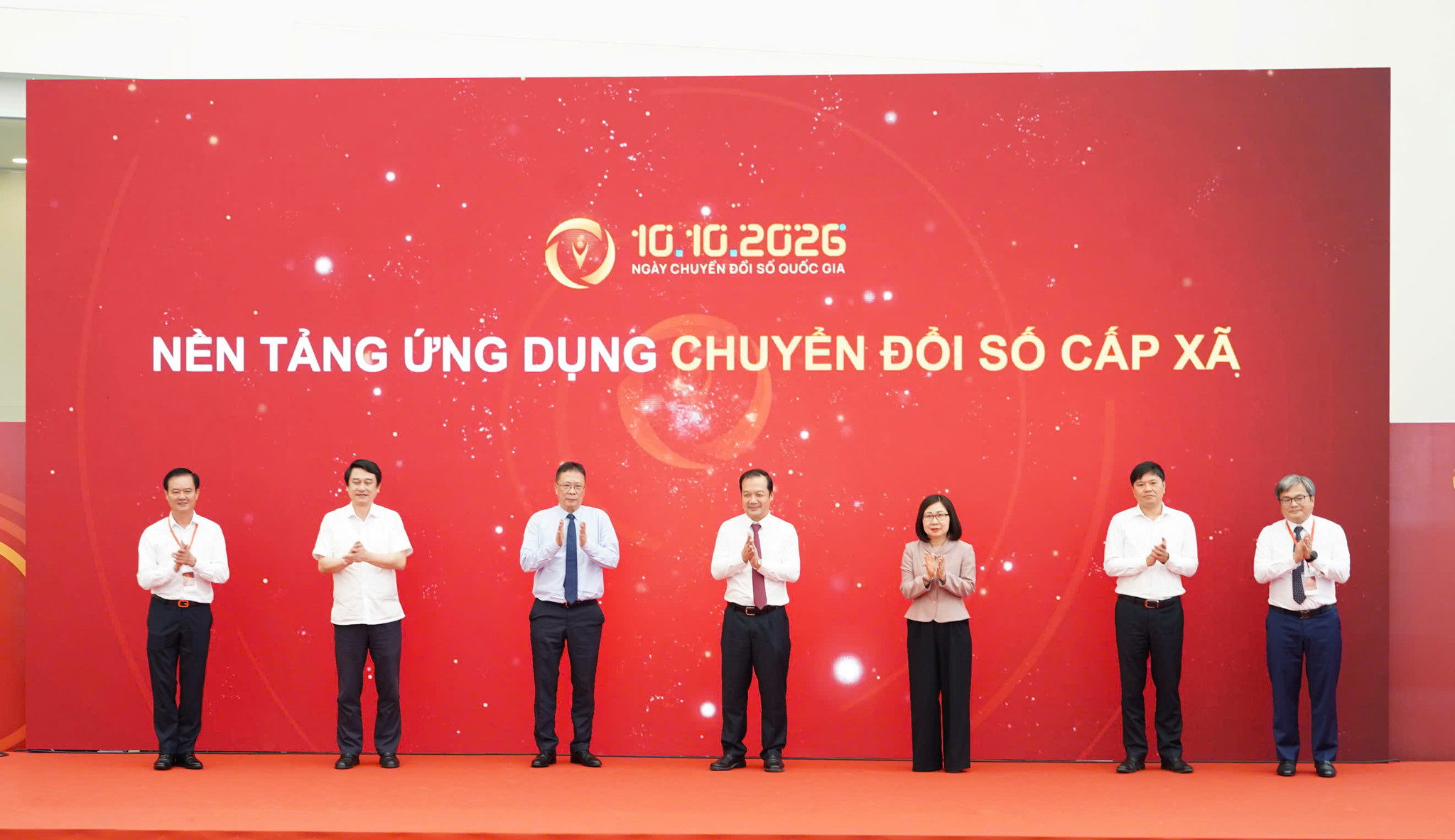 Các đại biểu ấn nút khai trương Nền tảng ứng dụng chuyển đổi số cấp xã