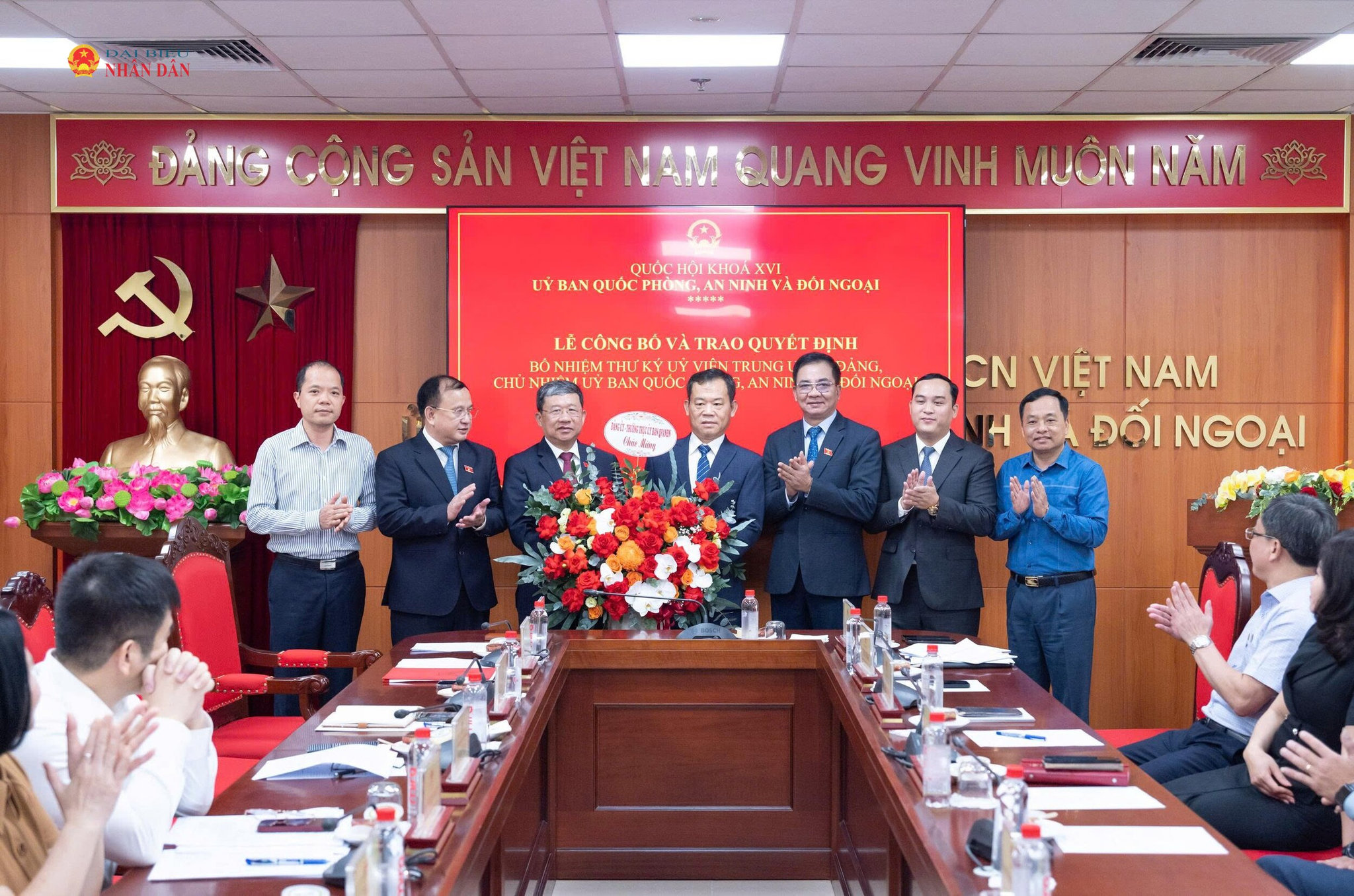 Ban Thường vụ Đảng ủy, lãnh đạo Ủy ban Quốc phòng, An ninh và Đối ngoại tặng hoa chúc mừng Đại tá Đỗ Văn Hiền