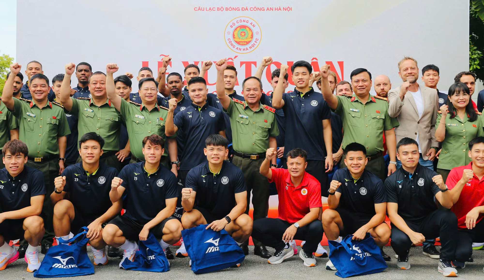 Ban Giám đốc CATP Hà Nội, ban lãnh đạo CLB Công an Hà Nội cùng các thành viên đội bóng thể hiện quyết tâm chinh phục các đấu trường tại mùa 2026/27 (