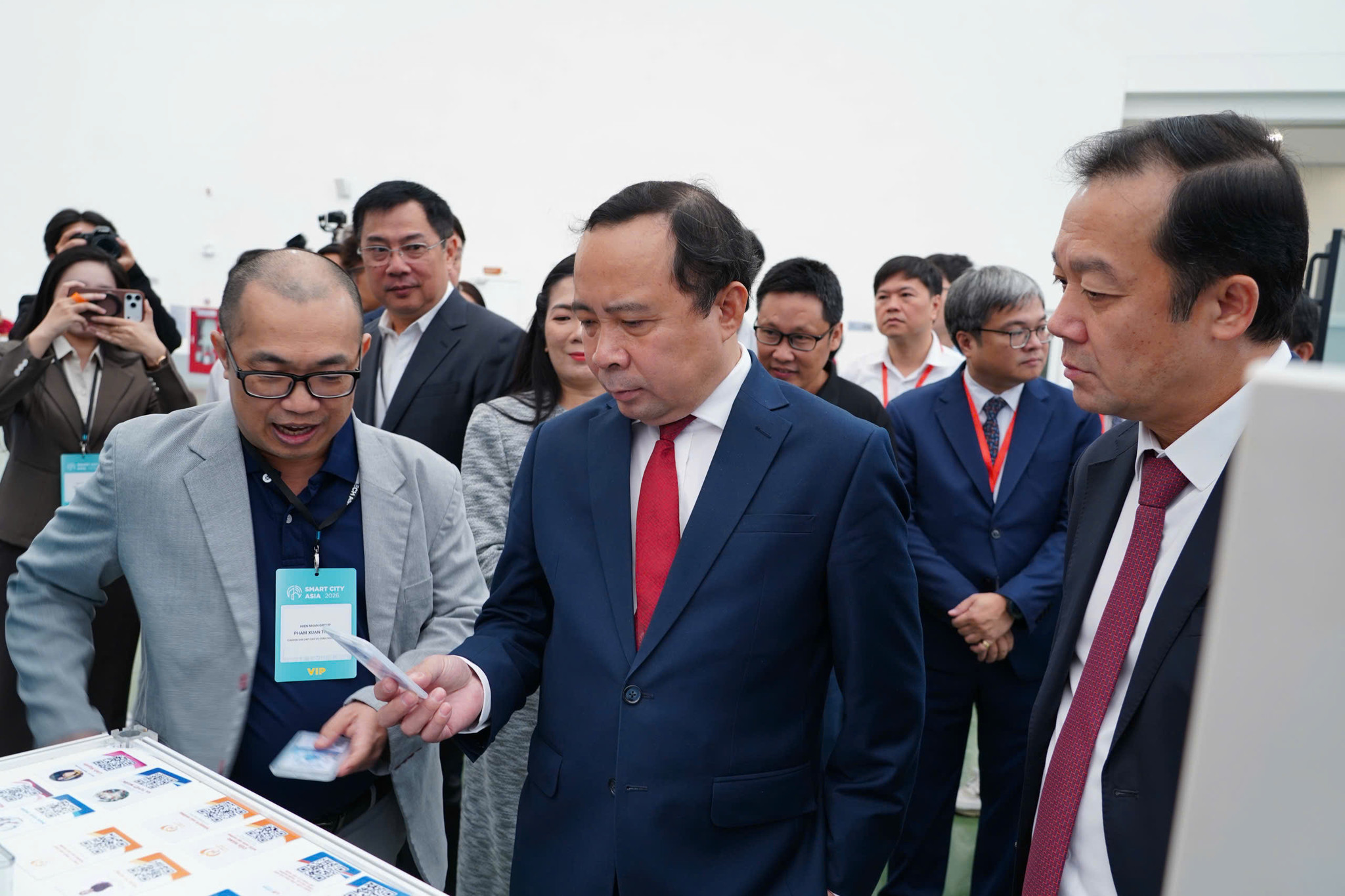 Ủy viên Trung ương Đảng, Bộ trưởng Bộ Khoa học và Công nghệ Vũ Hải Quân cùng các đại biểu tham quan các gian hàng tại sự kiện