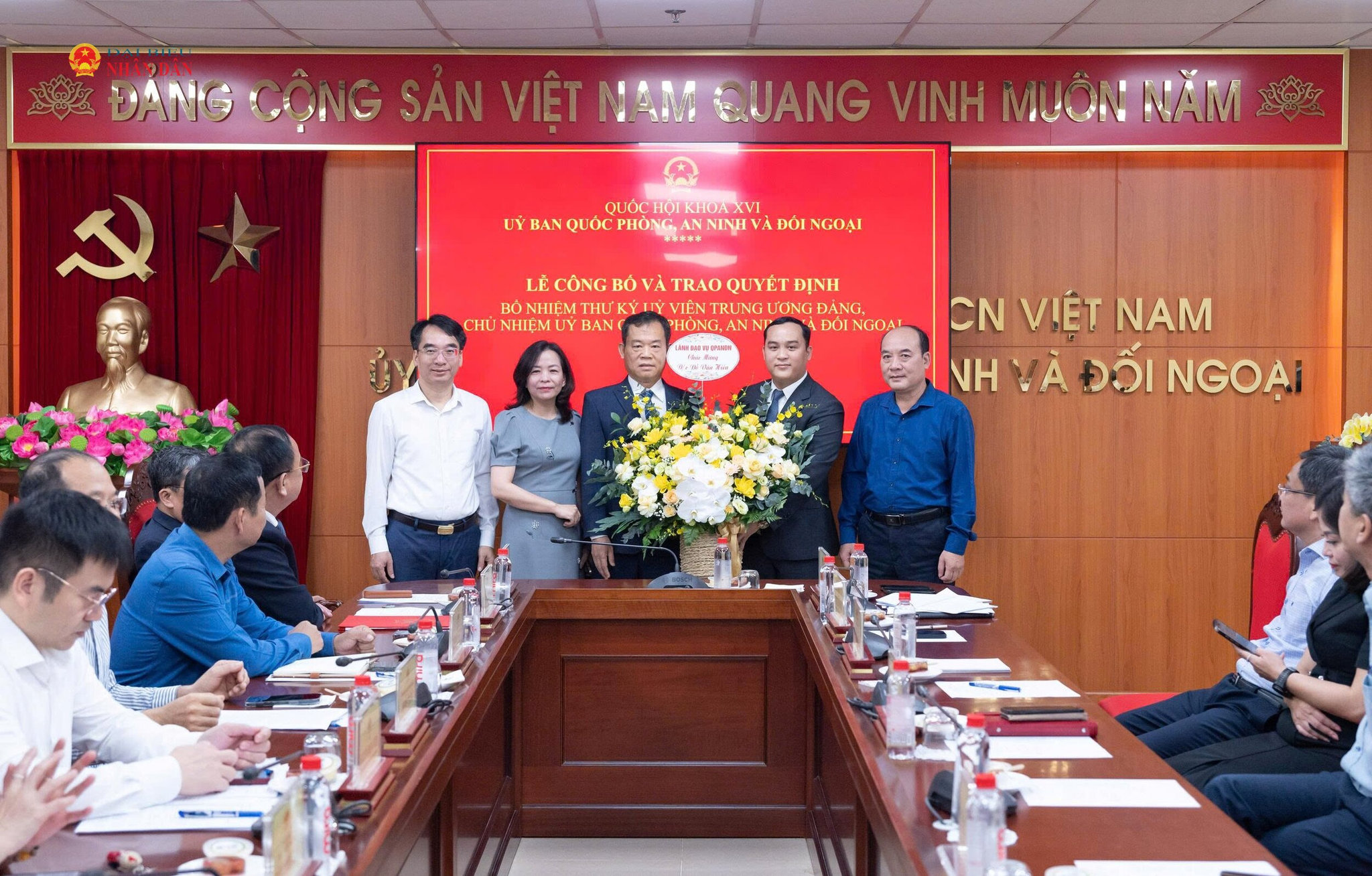 Lãnh đạo Vụ Quốc phòng, An ninh và Đối ngoại chúc mừng Đại tá Đỗ Văn Hiền