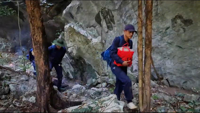 Những ngày này, lực lượng chức năng Bộ chỉ huy Quân sự tỉnh Quảng Trị vẫn tiến sâu vào các hang đá tại Lào tiếp tục tìm kiếm quy tập hài cốt liệt sĩ, quân tình nguyện, chuyên gia hi sinh trên đất Lào