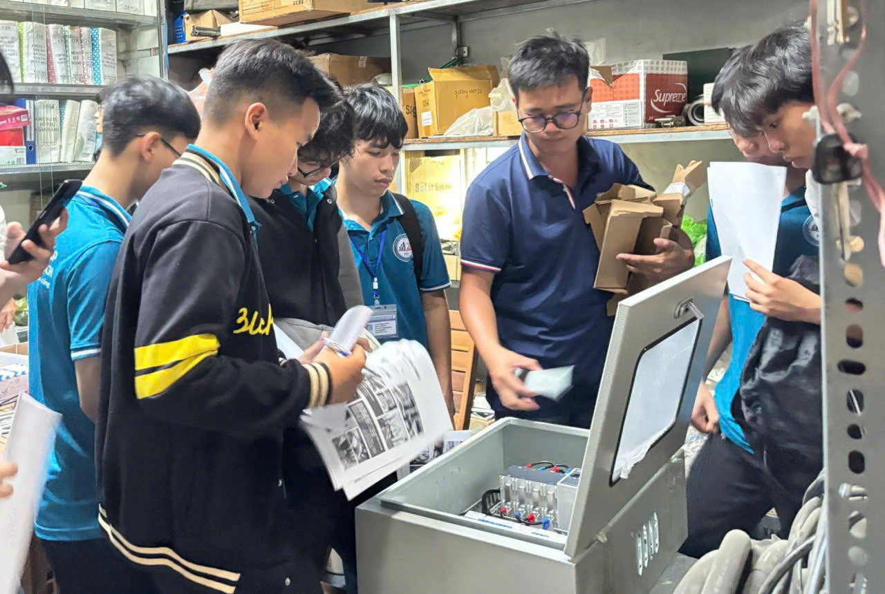 Học sinh ngành điện công nghiệp của hệ thống 3 trường trong một giờ thực hành tại một cơ sở đào tạo trên địa bàn tỉnh Gia Lai