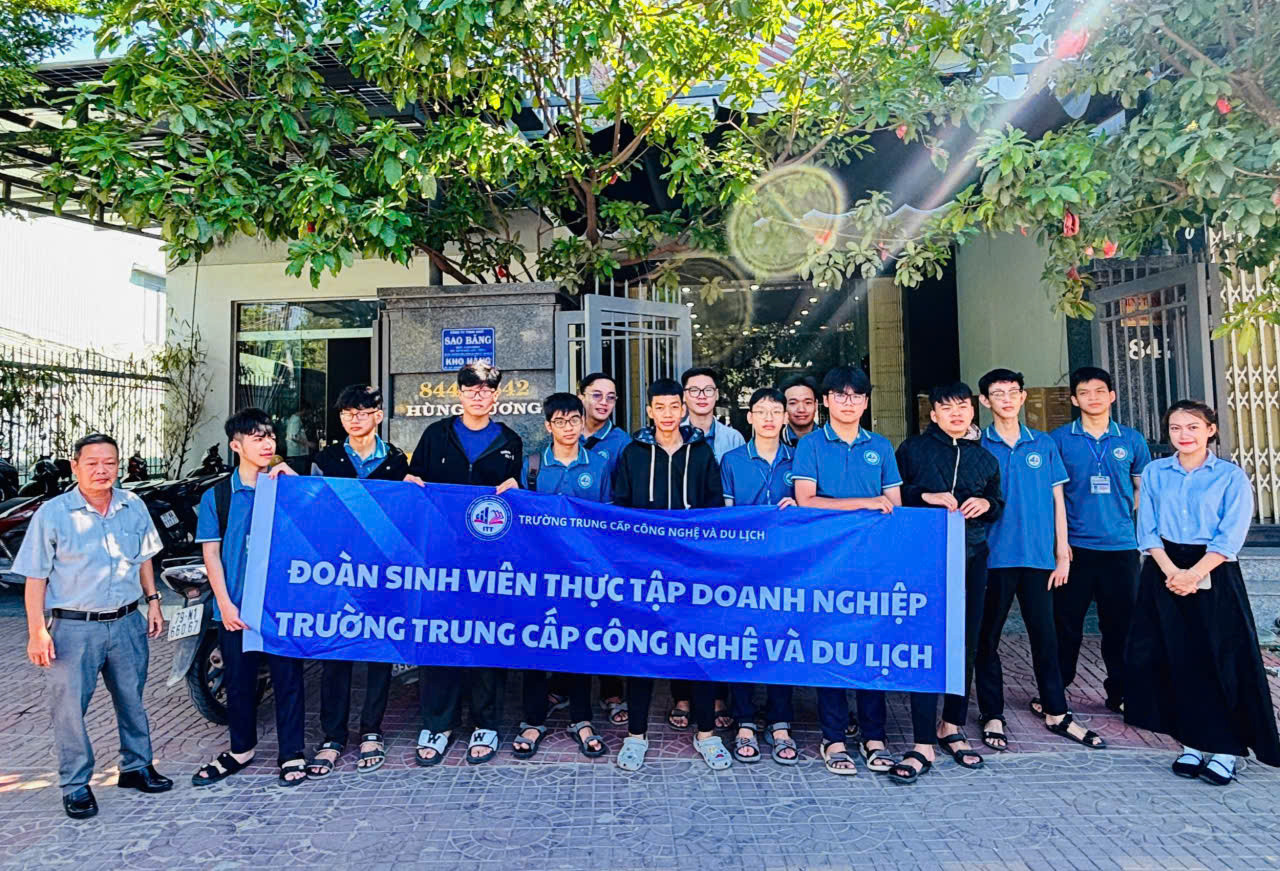 Học sinh (hệ trung cấp trên địa bàn tỉnh Gia Lai) của Trường Trung cấp Công nghệ và Du lịch trong một chuyến thực tập tại doanh nghiệp
