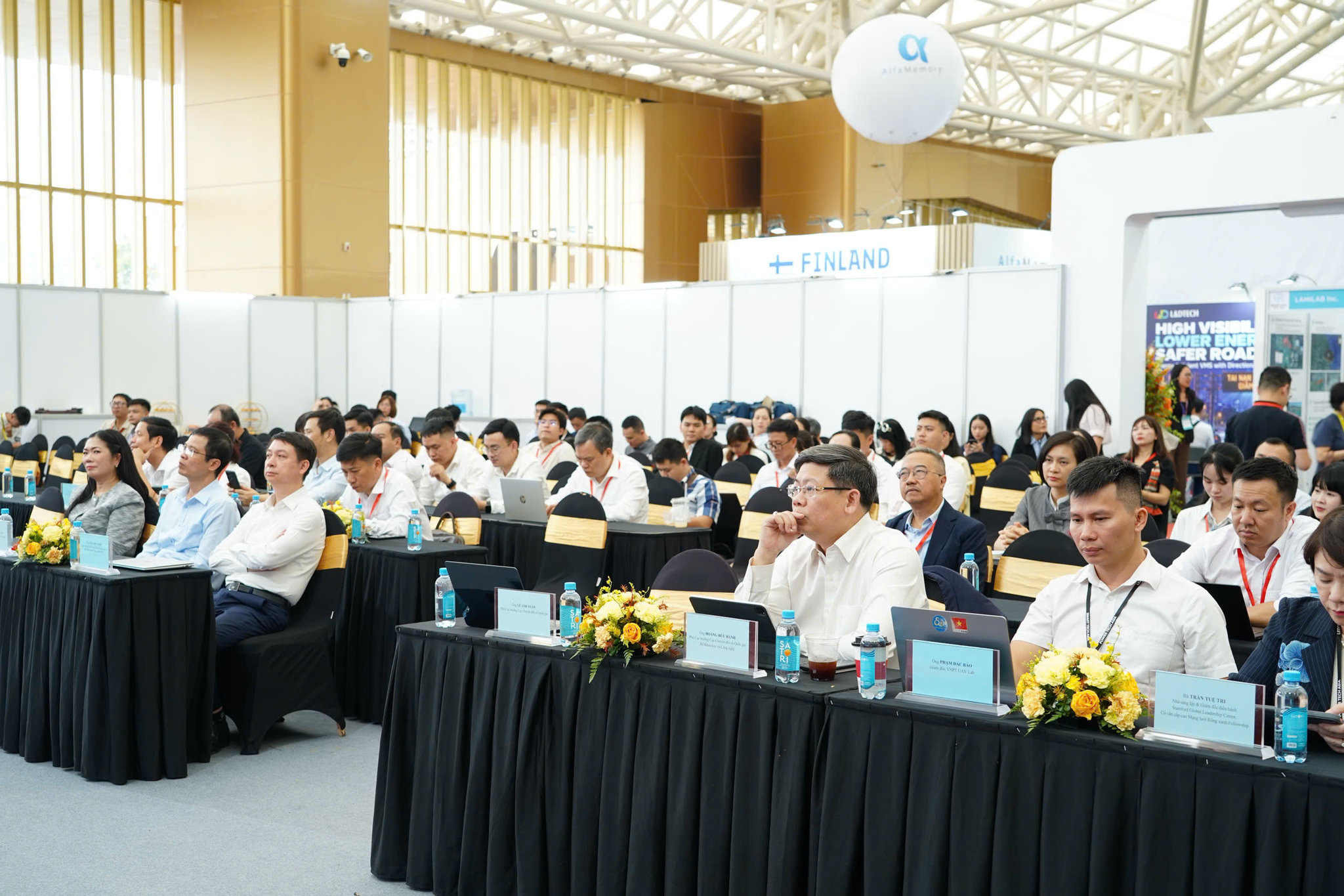 Các đại biểu tham dự diễn đàn