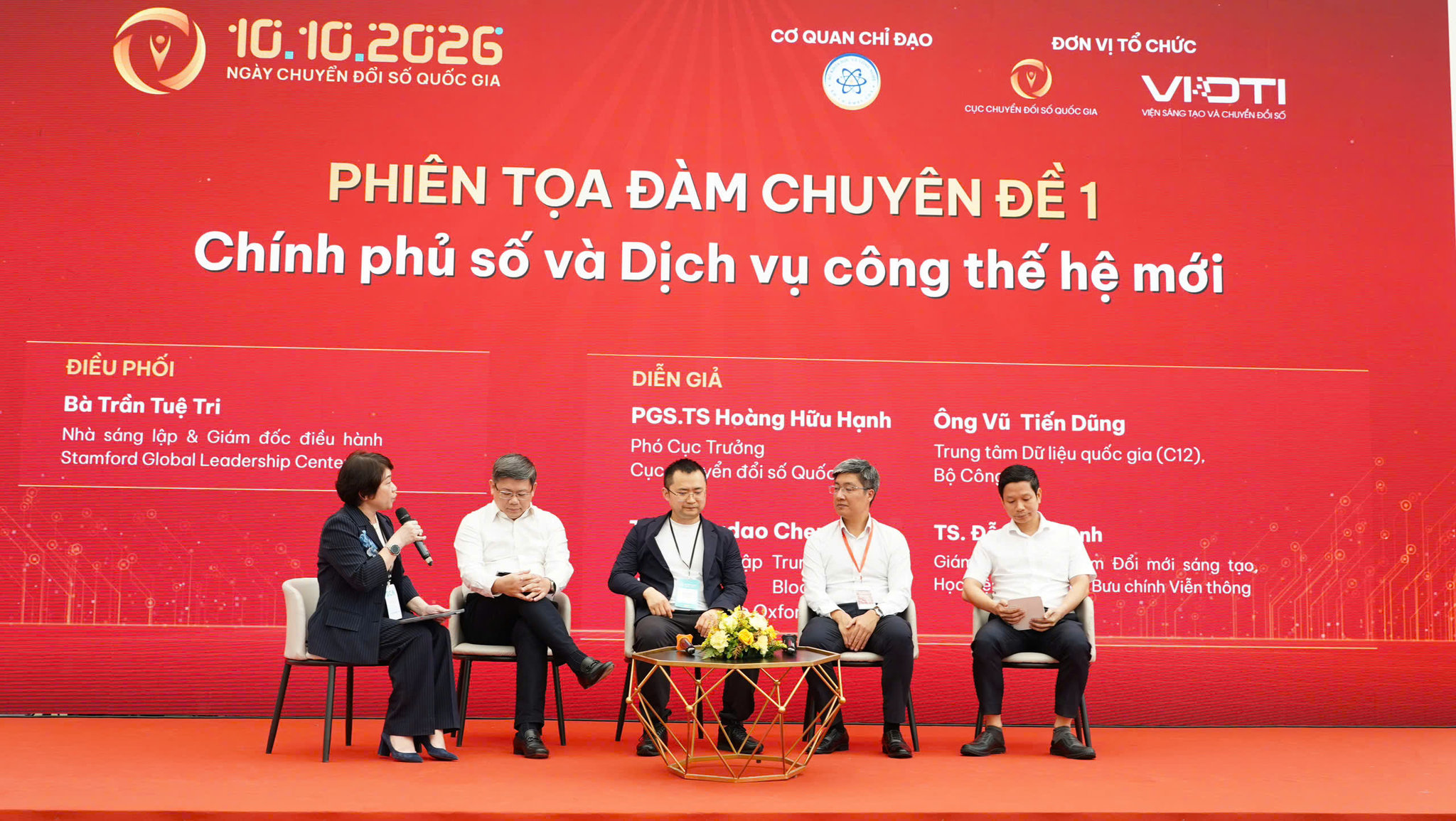 Các đại biểu tham gia phiên tọa đàm thứ nhất với chủ đề “Chính phủ số và dịch vụ công thế hệ mới”