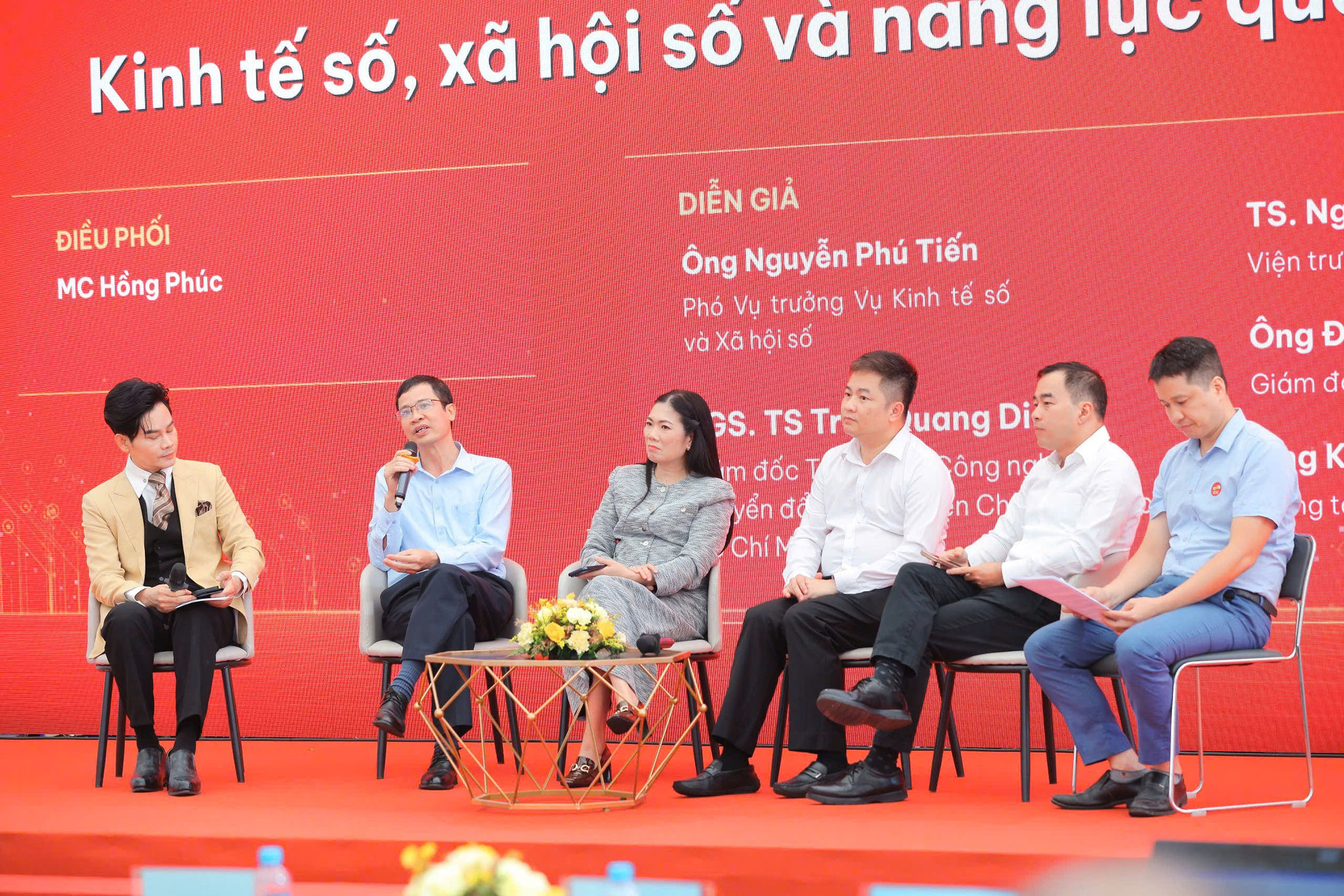 Các đại biểu tham gia phiên tọa đàm thứ hai với chủ đề “Kinh tế số, xã hội số và năng lực quốc gia số”