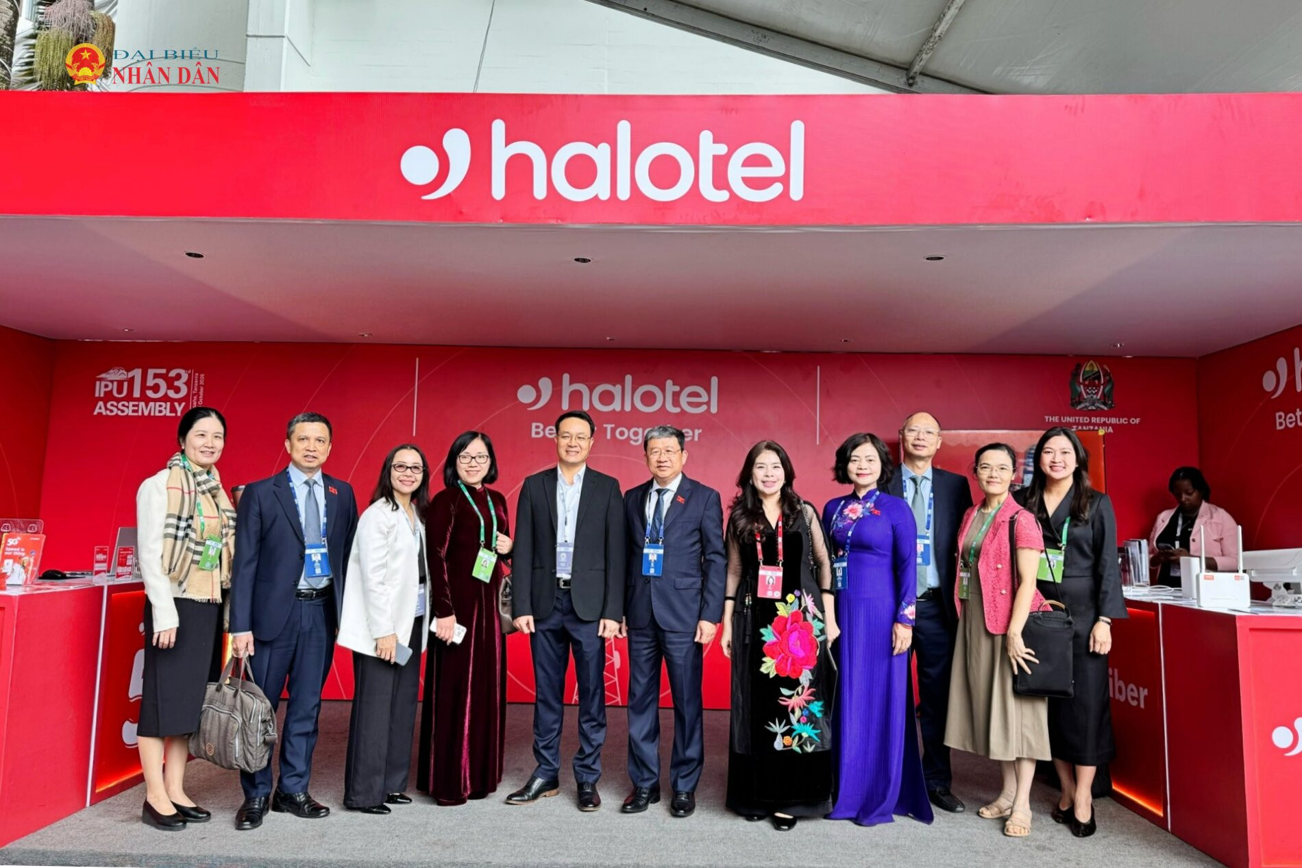 Đoàn đại biểu Việt Nam chụp ảnh lưu niệm với đại diện Halotel bên lề Hội nghị