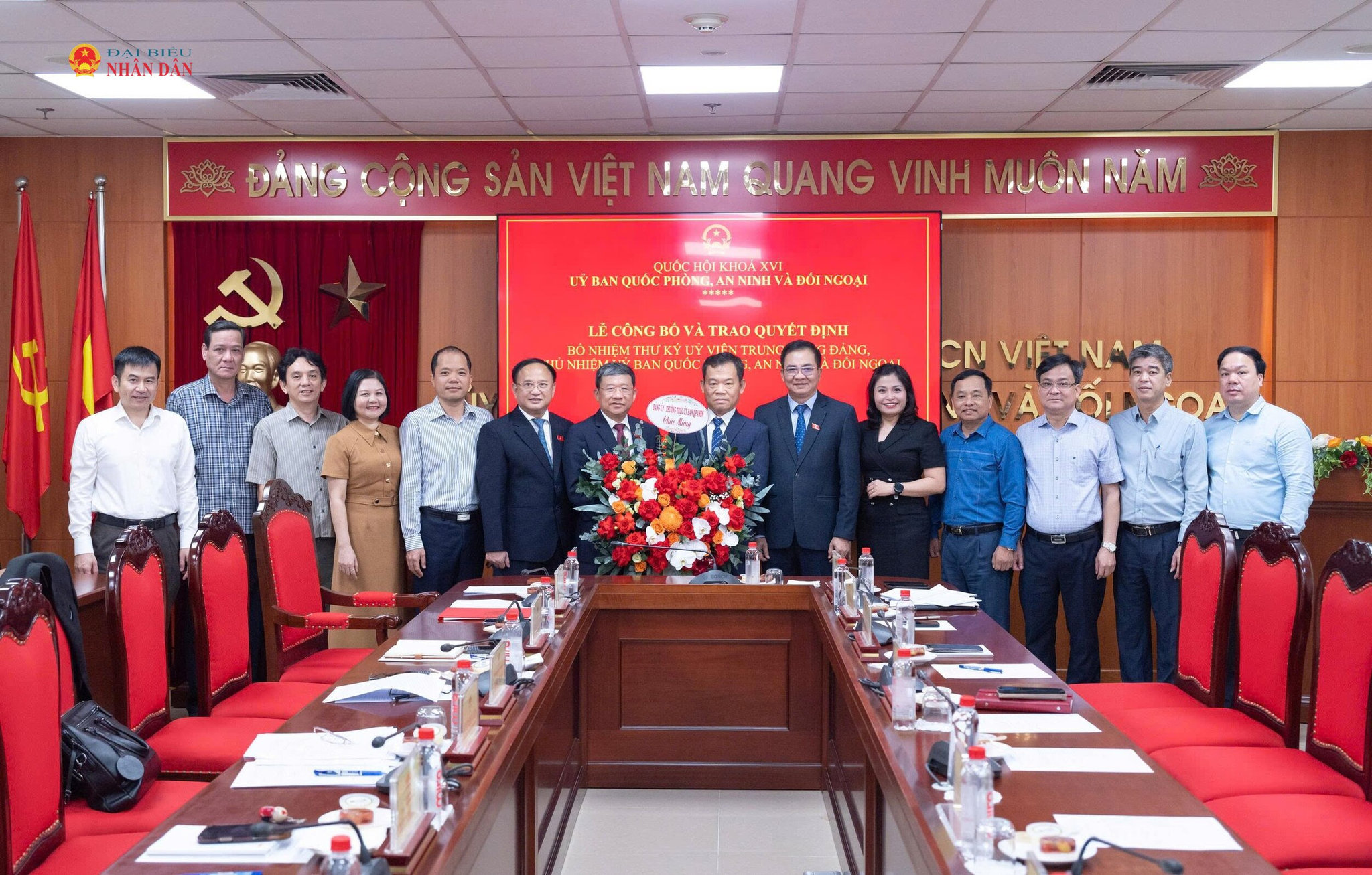 Thường trực Ủy ban, đại diện Ủy ban Kiểm tra Đảng ủy Quốc hội tặng hoa chúc mừng Đại tá Đỗ Văn Hiền