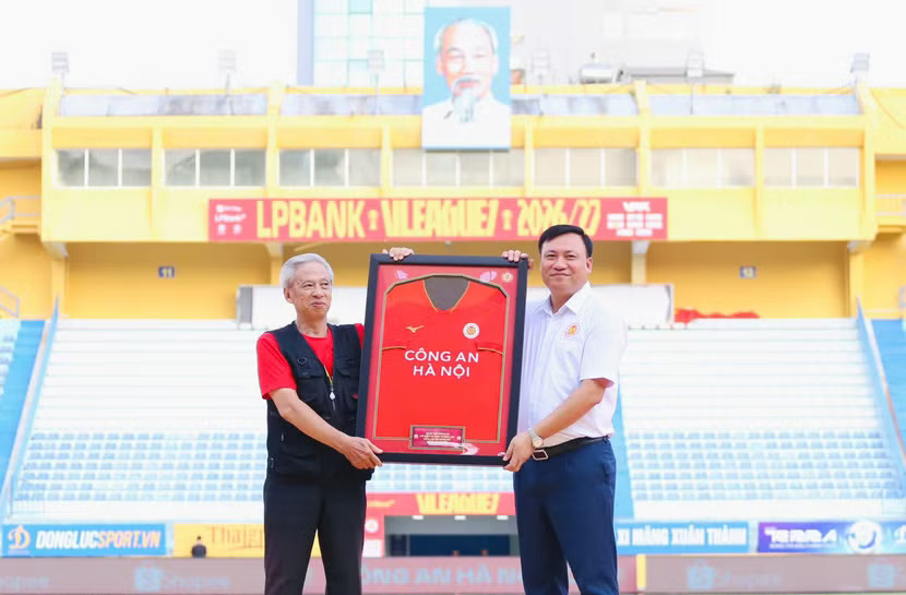 Đại tá Nguyễn Tiến Đạt tặng chiếc áo đấu lưu niệm của CLB Công an Hà Nội tới cựu cầu thủ Mai Quốc Việt, đại diện Cựu cầu thủ Công an Hà Nội FC (