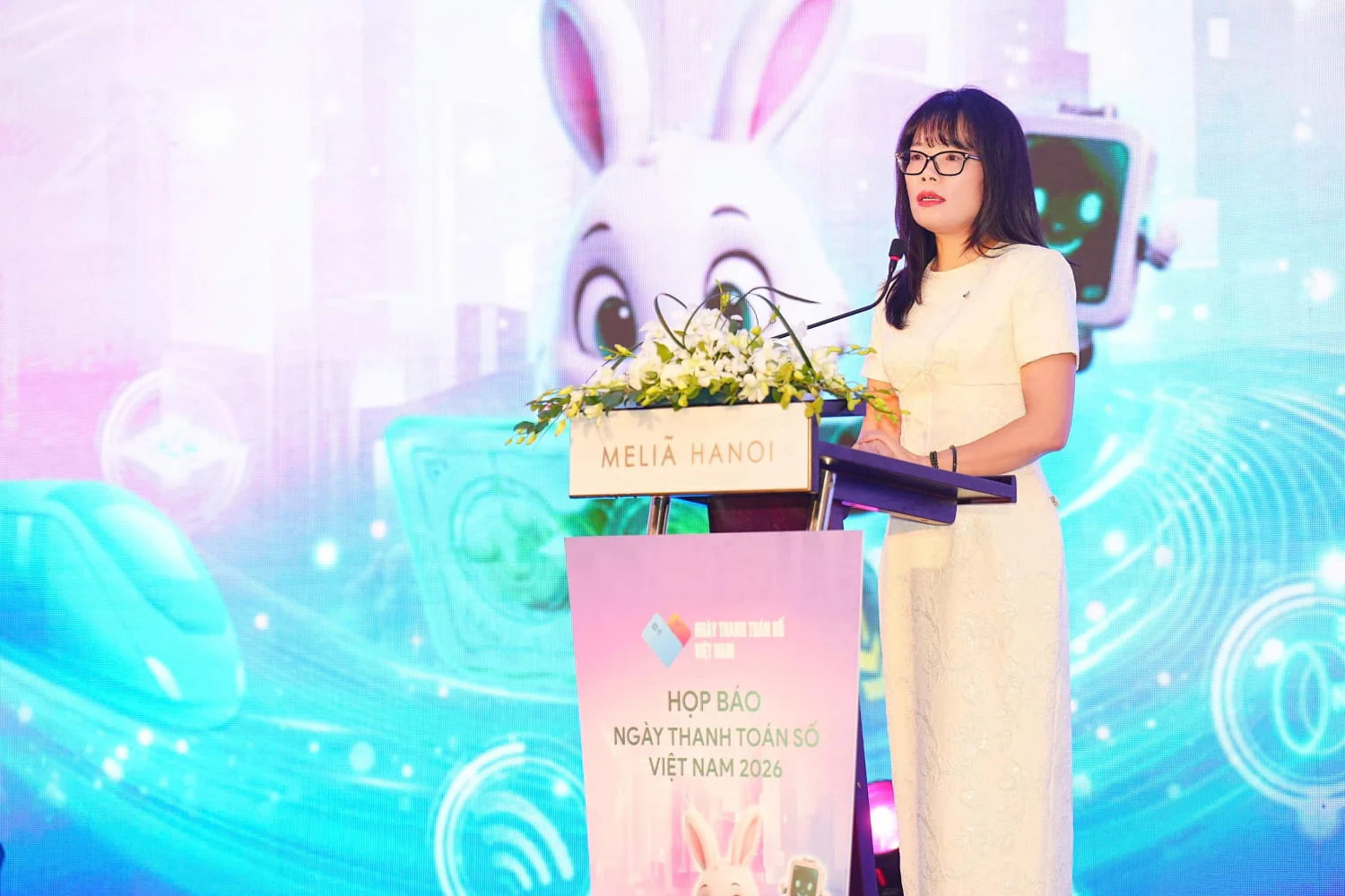 Bà Đoàn Hồng Nhung, đại diện Vietcombank phát biểu tại buổi họp báo